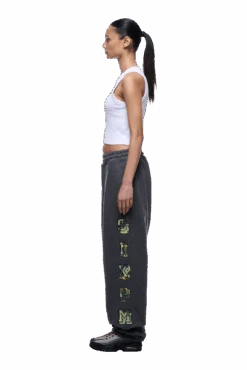 SUPER WIDE JOGGER GREY CAMO(Super Wide Jogger Grey Camo) -6PM CLOTHING SALE 1337x2005 6PM Spring 0155 250310 6PM ECOM LOOK 02 130 min