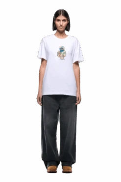 MONEY GUY TEE WHITE(Money Guy Tee White) 13 MONEY GUY TEE WHITE(Money Guy Tee White) -6PM CLOTHING SALE 2500x1337 6pm 0168 241004 6PM Ecom Look 10 0733 min