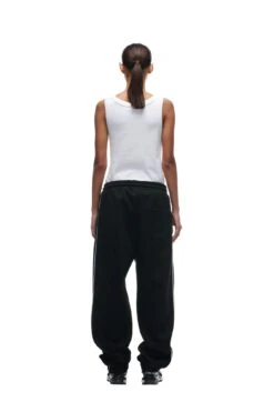 SHIELD LOGO JOGGER BLACK(Shield Logo Jogger Black) -6PM CLOTHING SALE 2673x4009px 6pm NFL ECOM 0046 20231024 6PM NFL ECOM LOOK 15 770