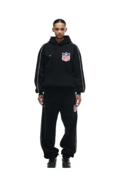SHIELD LOGO HOODIE BLACK(Shield Logo Hoodie Black) -6PM CLOTHING SALE 2673x4009px 6pm NFL ECOM 0051 20231024 6PM NFL ECOM LOOK 14 803