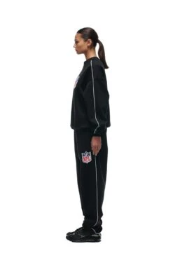 SHIELD LOGO CREWNECK BLACK(Shield Logo Crewneck Black) 12 SHIELD LOGO CREWNECK BLACK(Shield Logo Crewneck Black) -6PM CLOTHING SALE 2673x4009px 6pm NFL ECOM 0056 20231024 6PM NFL ECOM LOOK 13 786